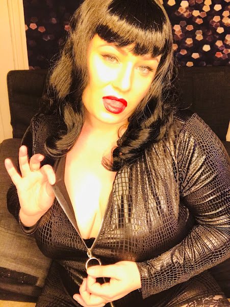 TheDevineMissDeviant