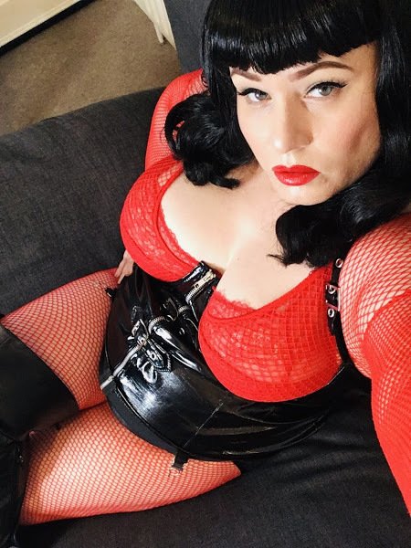 TheDevineMissDeviant