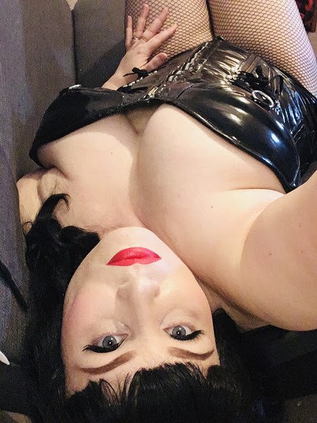 TheDevineMissDeviant