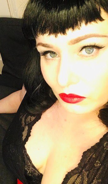 TheDevineMissDeviant