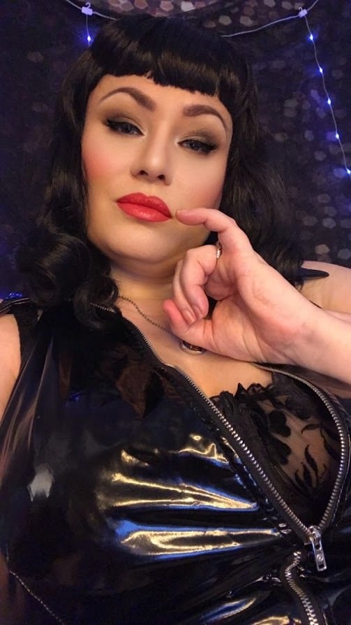 TheDevineMissDeviant