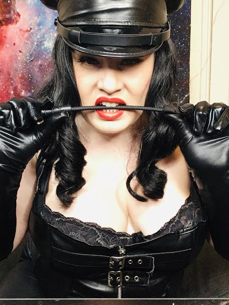TheDevineMissDeviant