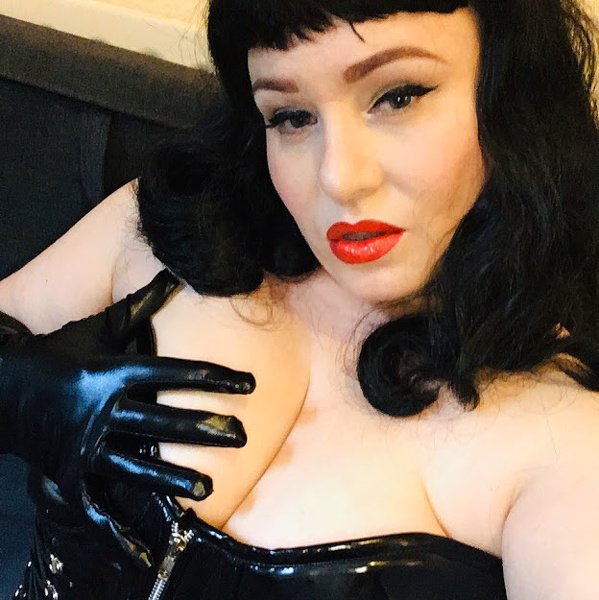 TheDevineMissDeviant