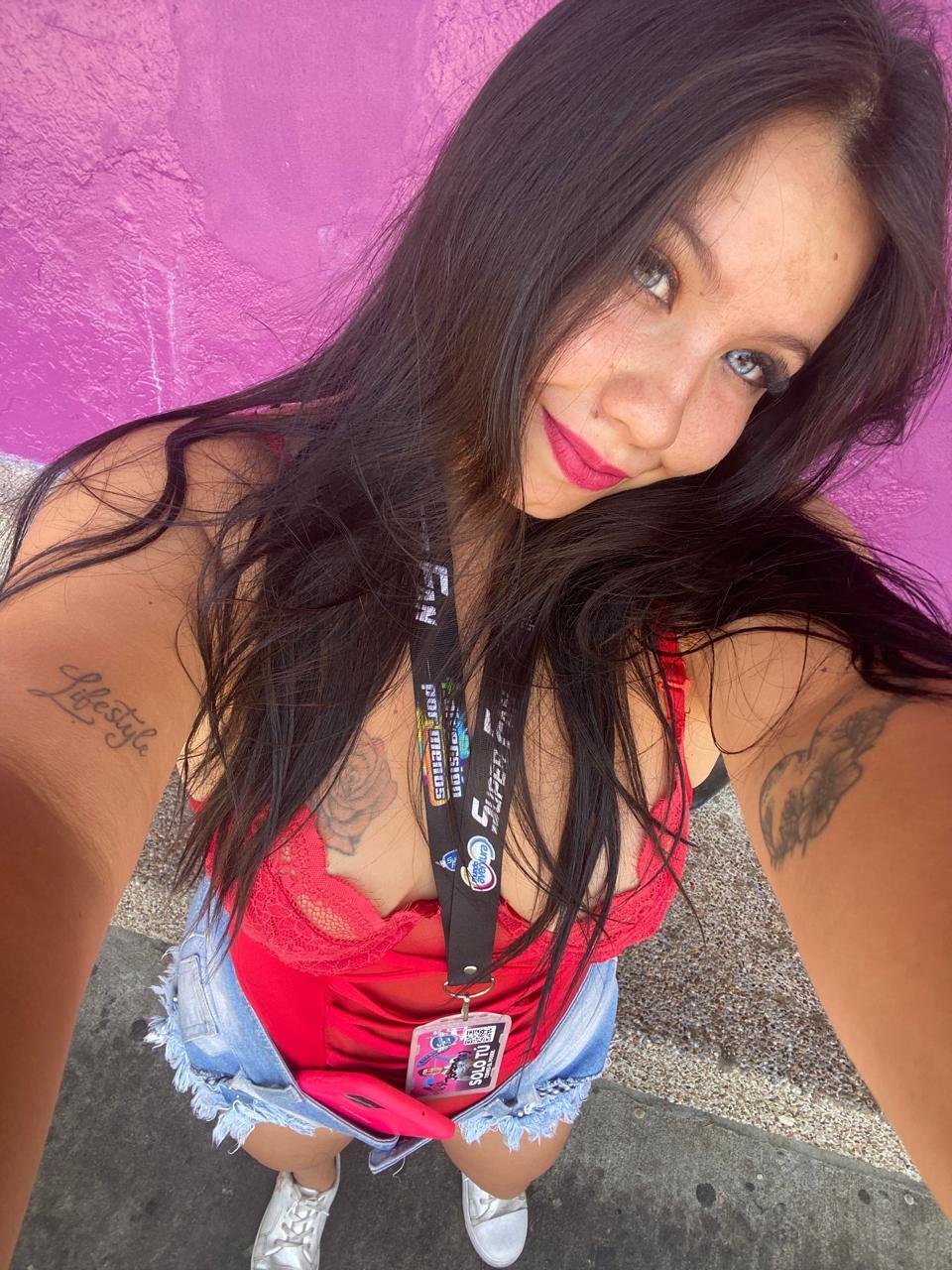 ninakisslove